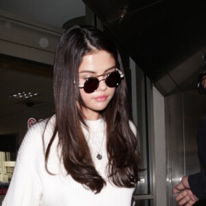 Selena Gomez arrive à l'aéroport de LAX à Los Angeles, le 28 novembre 2016.