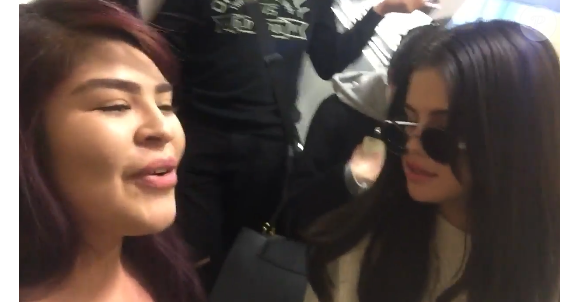 Selena Gomez arrive à l'aéroport de LAX à Los Angeles, le 28 novembre 2016 et discute avec ses fans.