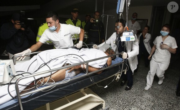 Le staff de l'hôpital de San Juan de Dios transfère l'un des survivants, Alan Ruschel - Lundi 28 novembre, l'avion qui transportait l'équipe de foot brésilienne Chapecoense, s'est crashé, faisant 75 morts et six rescapés. Le club brésilien se rendait à Medellin, en Colombie, pour y affronter l'Atletico Nacional en finale aller de la Copa Sudamericana.