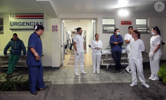 Le staff de l'hôpital de San Juan de Dios attend des survivants - Lundi 28 novembre, l'avion qui transportait l'équipe de foot brésilienne Chapecoense, s'est crashé, faisant 75 morts et six rescapés. Le club brésilien se rendait à Medellin, en Colombie, pour y affronter l'Atletico Nacional en finale aller de la Copa Sudamericana.