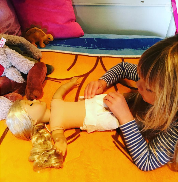 Willow, la fille de Pink et Carey Hart, s'entraîne à changer les couches. Photo postée sur Instagram en novembre 2016.