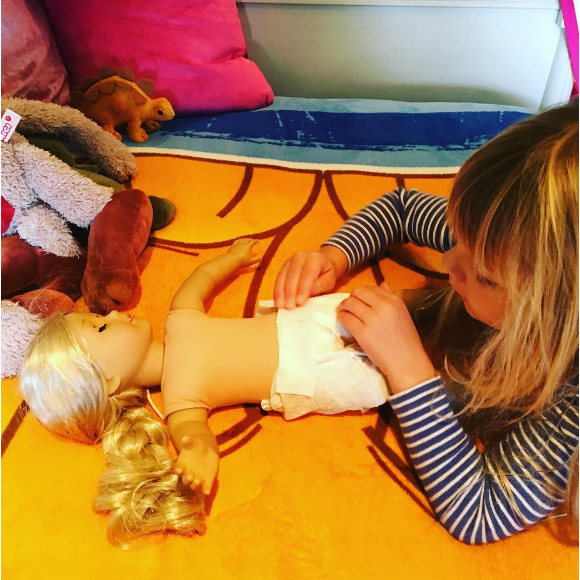 Willow, la fille de Pink et Carey Hart, s'entraîne à changer les couches. Photo postée sur Instagram en novembre 2016.