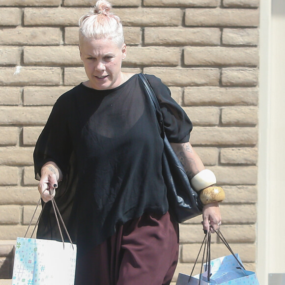 Exclusif - La chanteuse Pink, sans maquillage, achète des jouets avec sa fille Willow à Santa Monica, le 24 juin 2016.
