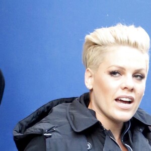 La chanteuse Pink quitte les studios ABC à New York le 30 novembre 2015.
