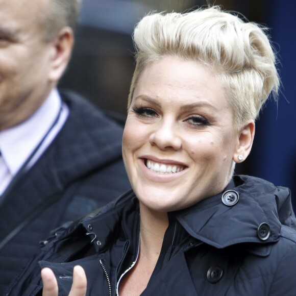 La chanteuse Pink quitte les studios ABC à New York le 30 novembre 2015.