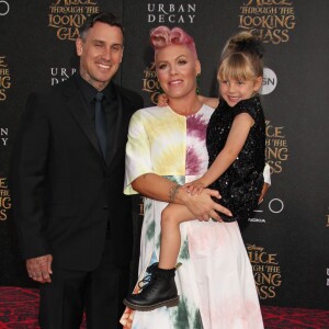 Pink, son mari Carey Hart et leur fille Willow à la première de "Alice de l'autre côté du miroir" au théâtre El Capitan à Los Angeles le 23 mai 2016.