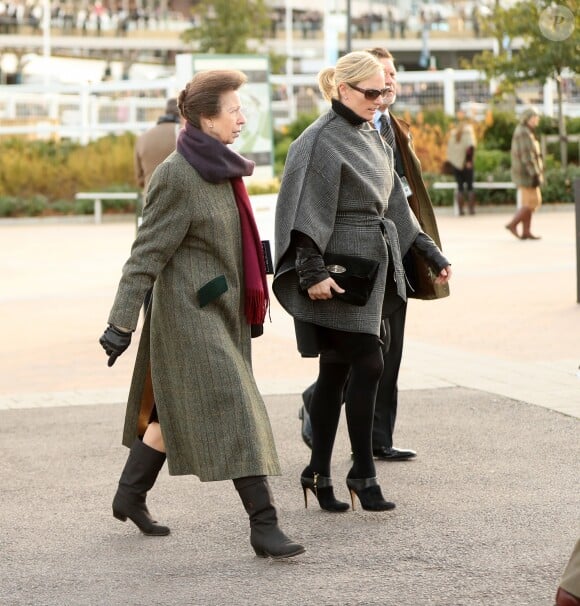 Zara Phillips (Zara Tindall) avec son mari Mike Tindall et sa mère la princesse Anne, arrivent à l'hippodrome pour le Cheltenham Open Race meeting, le 10 novembre 2016.