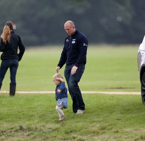 Mike Tindall et sa fille Mia lors d'un match de Polo au Beaufort Polo Club à Tetbury, le 19 juin 2016.