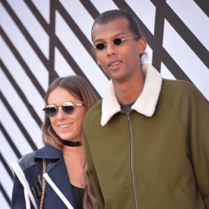 Le chanteur Stromae, se laisse pousser les cheveux, et sa femme Coralie Barbier - People sortant du défilé de mode "Louis Vuitton", collection prêt-à-porter Printemps-Eté 2017 à Paris, le 5 octobre 2016. © CVS/Veeren/Bestimage  People leaving Louis Vuitton fashion show Spring/Summer ready-to-wear 2017 in Paris, on October 5, 2016.05/10/2016 - Paris