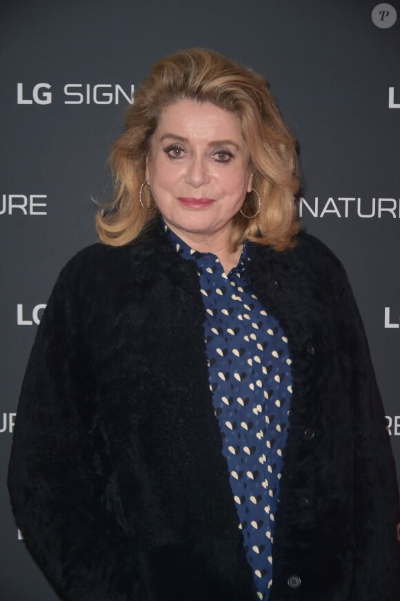 Catherine Deneuve - A travers la création d'une galerie d'art éphémère "The Art of Essence" en plein coeur du Paris du Design et des Arts, la marque LG dévoile sa ligne haute-couture LG Signature au Café Beaubourg et sur le parvis du Centre Georges Pompidou à Paris. Le 30 novembre 2016