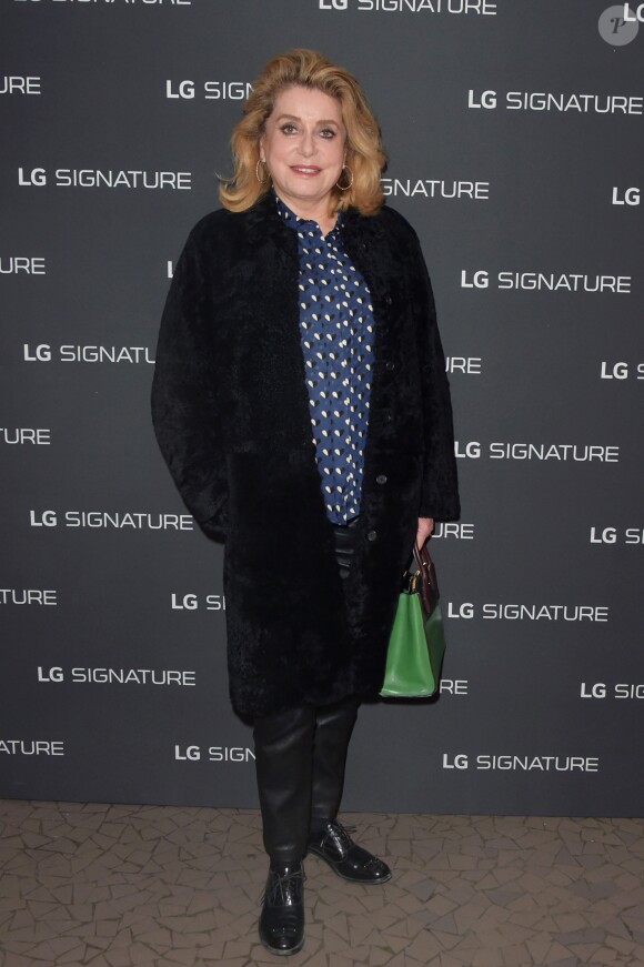 Catherine Deneuve - A travers la création d'une galerie d'art éphémère "The Art of Essence" en plein coeur du Paris du Design et des Arts, la marque LG dévoile sa ligne haute-couture LG Signature au Café Beaubourg et sur le parvis du Centre Georges Pompidou à Paris. Le 30 novembre 2016