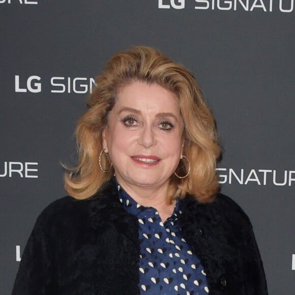 Catherine Deneuve - A travers la création d'une galerie d'art éphémère "The Art of Essence" en plein coeur du Paris du Design et des Arts, la marque LG dévoile sa ligne haute-couture LG Signature au Café Beaubourg et sur le parvis du Centre Georges Pompidou à Paris. Le 30 novembre 2016