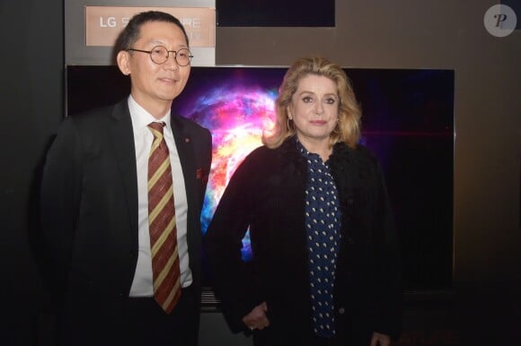 Jinhong Kim (président de LG France) et Catherine Deneuve - A travers la création d'une galerie d'art éphémère "The Art of Essence" en plein coeur du Paris du Design et des Arts, la marque LG dévoile sa ligne haute-couture LG Signature au Café Beaubourg et sur le parvis du Centre Georges Pompidou à Paris. Le 30 novembre 2016