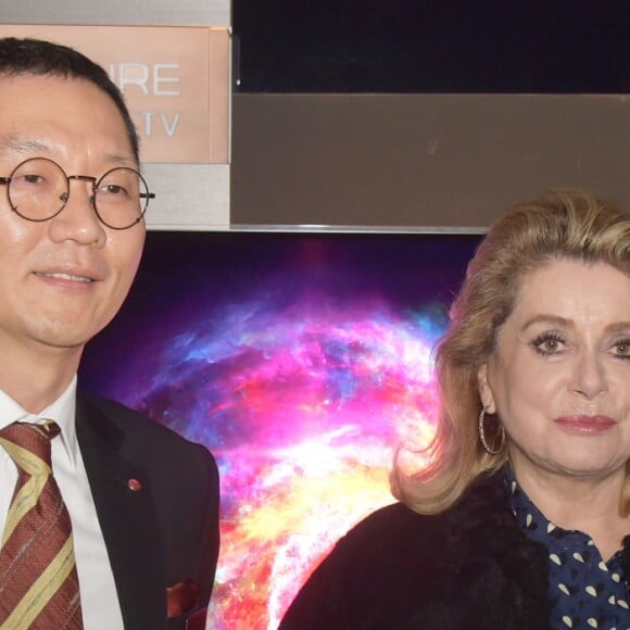 Jinhong Kim (président de LG France) et Catherine Deneuve - A travers la création d'une galerie d'art éphémère "The Art of Essence" en plein coeur du Paris du Design et des Arts, la marque LG dévoile sa ligne haute-couture LG Signature au Café Beaubourg et sur le parvis du Centre Georges Pompidou à Paris. Le 30 novembre 2016