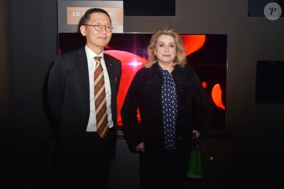Jinhong Kim (président de LG France) et Catherine Deneuve - A travers la création d'une galerie d'art éphémère "The Art of Essence" en plein coeur du Paris du Design et des Arts, la marque LG dévoile sa ligne haute-couture LG Signature au Café Beaubourg et sur le parvis du Centre Georges Pompidou à Paris. Le 30 novembre 2016