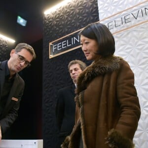 Frédéric Taddeï, Fleur Pellerin - A travers la création d'une galerie d'art éphémère "The Art of Essence" en plein coeur du Paris du Design et des Arts, la marque LG dévoile sa ligne haute-couture LG Signature au Café Beaubourg et sur le parvis du Centre Georges Pompidou à Paris. Le 30 novembre 2016