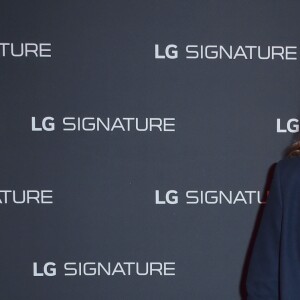 Axelle Laffont - A travers la création d'une galerie d'art éphémère "The Art of Essence" en plein coeur du Paris du Design et des Arts, la marque LG dévoile sa ligne haute-couture LG Signature au Café Beaubourg et sur le parvis du Centre Georges Pompidou à Paris. Le 30 novembre 2016