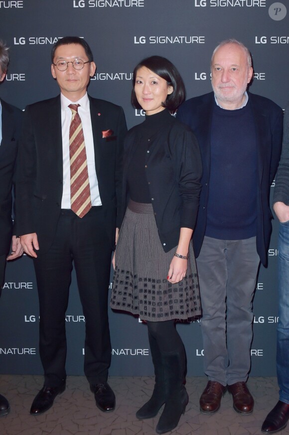 Jinhong Kim (président de LG France), Fleur Pellerin, François Berléand et Stanislas Merhar - A travers la création d'une galerie d'art éphémère "The Art of Essence" en plein coeur du Paris du Design et des Arts, la marque LG dévoile sa ligne haute-couture LG Signature au Café Beaubourg et sur le parvis du Centre Georges Pompidou à Paris. Le 30 novembre 2016