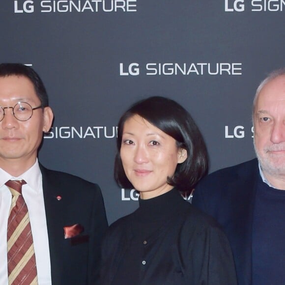 Jinhong Kim (président de LG France), Fleur Pellerin, François Berléand et Stanislas Merhar - A travers la création d'une galerie d'art éphémère "The Art of Essence" en plein coeur du Paris du Design et des Arts, la marque LG dévoile sa ligne haute-couture LG Signature au Café Beaubourg et sur le parvis du Centre Georges Pompidou à Paris. Le 30 novembre 2016