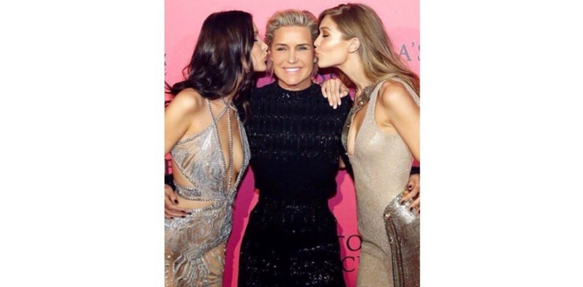 Photo Yolanda Hadid Entourée De Ses Filles Bella Et Gigi Au Victoria