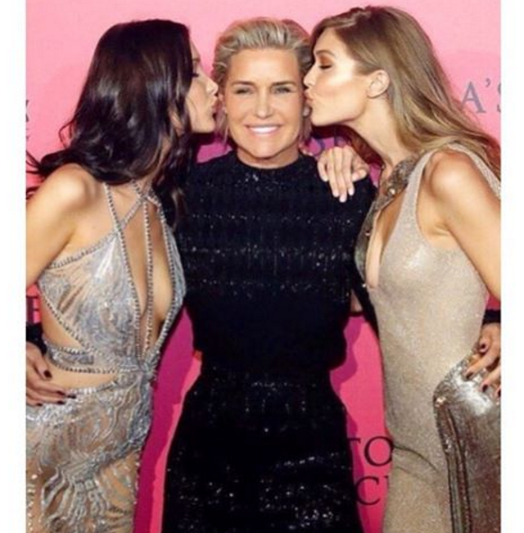 Yolanda Hadid entourée de ses filles Bella et Gigi au Victoria's Secret Fashion Show organisé au Grand Palais, à Paris, le 30 novembre 2016.