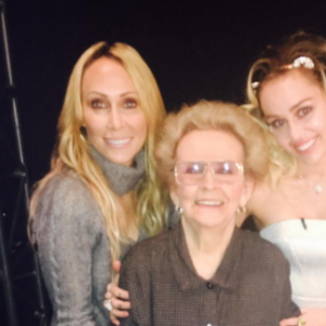 La mère et la grand mère de Miley Cyrus sont venues la soutenir sur le plateau de l'émission The Voice. Photo publiée sur Instagram le 1er décembre 2016