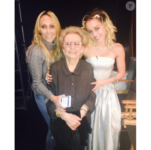 La mère et la grand mère de Miley Cyrus sont venues la soutenir sur le plateau de l'émission The Voice. Photo publiée sur Instagram le 1er décembre 2016