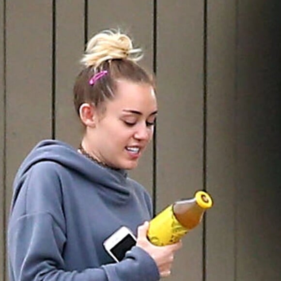 Exclusif - Miley Cyrus va s'acheter une boisson dans une station service à Los Angeles, le 16 novembre 2016.