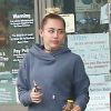 Exclusif - Miley Cyrus va s'acheter une boisson dans une station service à Los Angeles, le 16 novembre 2016.