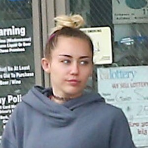 Exclusif - Miley Cyrus va s'acheter une boisson dans une station service à Los Angeles, le 16 novembre 2016.