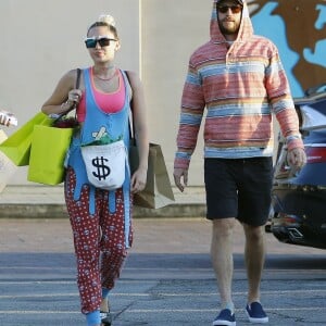 Exclusif - Miley Cyrus fait du shopping avec son compagnon Liam Hemsworth et des amis, elle a offert des sweat shirts à Liam et à ses amis à Malibu le 21 août 2016