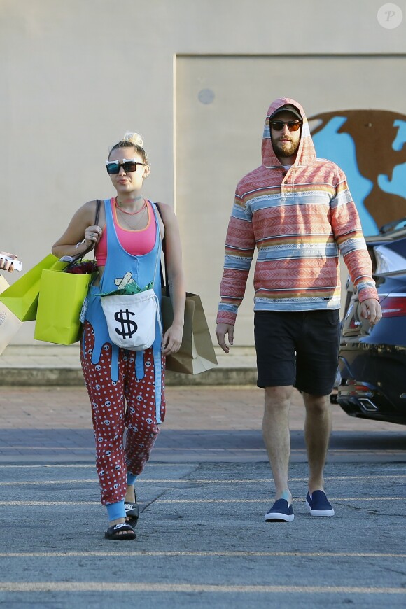 Exclusif - Miley Cyrus fait du shopping avec son compagnon Liam Hemsworth et des amis, elle a offert des sweat shirts à Liam et à ses amis à Malibu le 21 août 2016