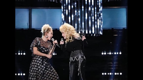 Miley Cyrus et Dolly Parton chantent Jolene sur le plateau de l'émission The Voice, le 29 novembre 2016
