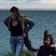 Emilie Nef Naf et ses enfants, Maëlla et Menzo, sur la dune du Pilat, à l'entrée du bassin d'Arcachon, en France, le 24 mars 2016.