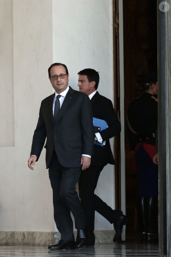 François Hollande et Manuel Valls - Sortie du conseil des ministres au Palais de l'Elysée à Paris le 30 novembre 2016. © Stéphane Lemouton/Bestimage