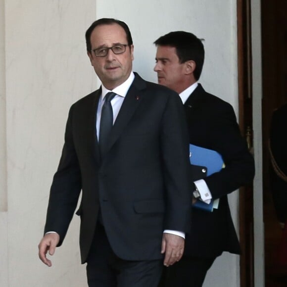 François Hollande et Manuel Valls - Sortie du conseil des ministres au Palais de l'Elysée à Paris le 30 novembre 2016. © Stéphane Lemouton/Bestimage