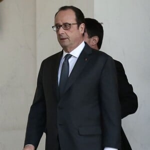 François Hollande et Manuel Valls - Sortie du conseil des ministres au Palais de l'Elysée à Paris le 30 novembre 2016. © Stéphane Lemouton/Bestimage