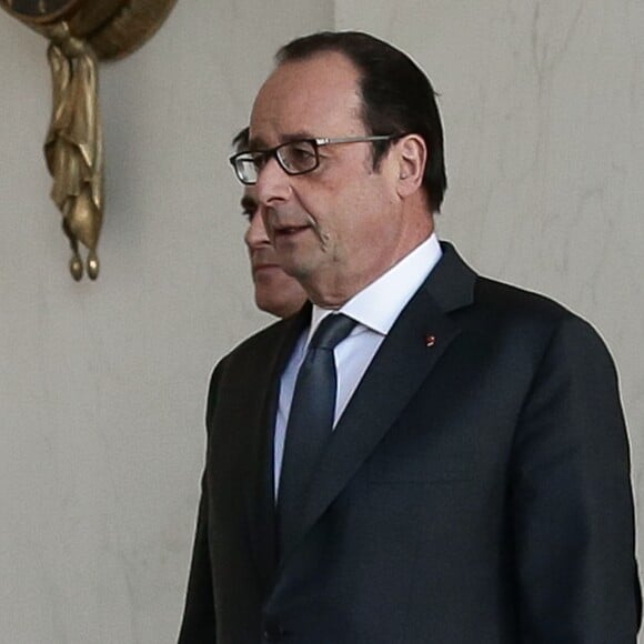 François Hollande et Manuel Valls - Sortie du conseil des ministres au Palais de l'Elysée à Paris le 30 novembre 2016. © Stéphane Lemouton/Bestimage