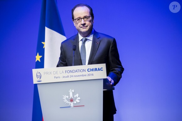 Le président de la République François Hollande lors de la cérémonie de remise du prix de la Fondation Jacques Chirac au musée du Quai Branly à Paris, 24 novembre 2016. © Denis Allard/Pool/Bestimage