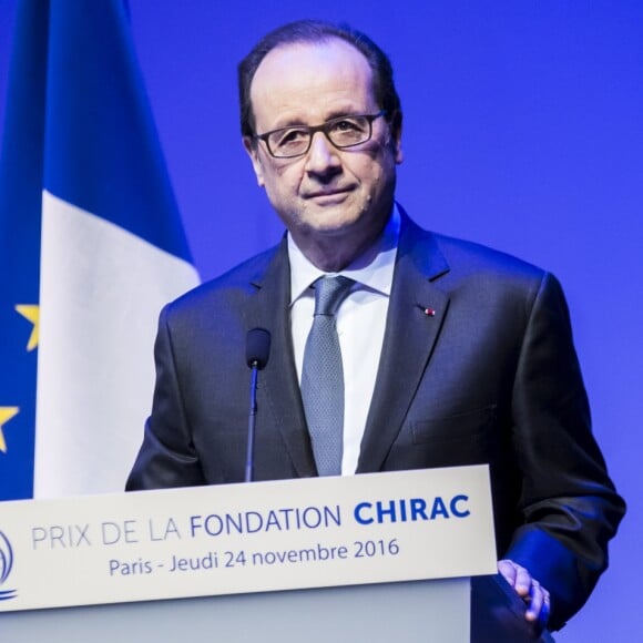 Le président de la République François Hollande lors de la cérémonie de remise du prix de la Fondation Jacques Chirac au musée du Quai Branly à Paris, 24 novembre 2016. © Denis Allard/Pool/Bestimage