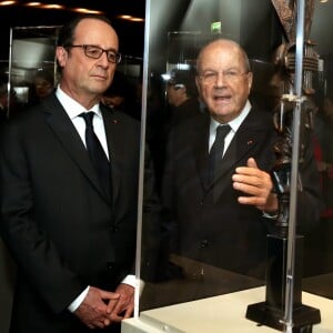 François Holland et Marc Ladreit de Lacharrière - Ouverture de l'exposition de 60 oeuvres d'art issues de la collection personnelle de Marc Ladreit de Lacharrière au Musée du Quai Branly-Jacques Chirac à Paris, le 22 Novembre 2016. Intituée "Eclectique, une collection du XXIéme siécle", cette manifestation culturelle a été inaugurée par le président de la République, François Hollande. © Dominique Jacovides/Bestimage