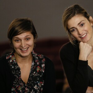 Exclusif - L'actrice Julie Gayet, présidente du jury de la 13ème édition du "Festival des 6 Trouilles" du film de court-métrage d'horreur et de fantastique de Libourne, a visionné tous les films en compétition avec son jury, établi le palmarès, et remis le prix de la Citrouille d'Or au meilleur court-métrage. Ces derniers ont la particularité d'être tous réalisé et joué par des lycéens du grand Sud-Ouest. Le 26 Novembre 2016 à Libourne. © Patrick Bernard / Bestimage