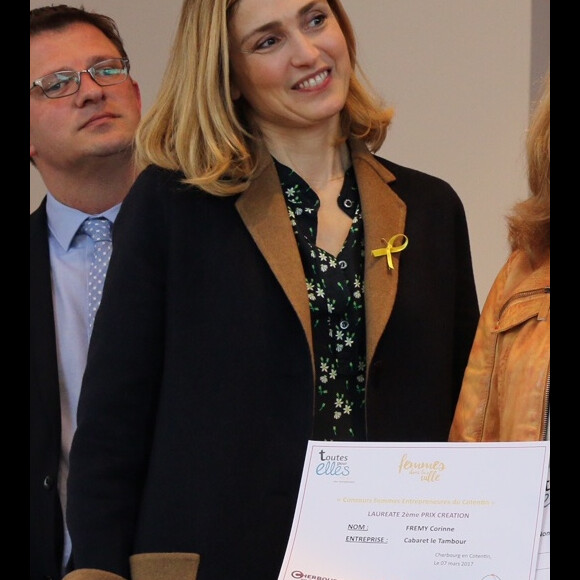 Exclusif - Julie Gayet marraine du 1er forum "Femmes entrepreneurs du Cotentin" à Cherbourg, France, le 7 mars 2017. © Celia Caradec/La Manche Libre/Bestimage  No Web No Blog pour la Belgique et la Suisse Exclusive - For Germany Call For Price - Julie Gayet attending the 1st forum "Femmes entrepreneurs du Cotentin" in Cherbourg, France on March 7, 2017.11/03/2017 - Cherbourg