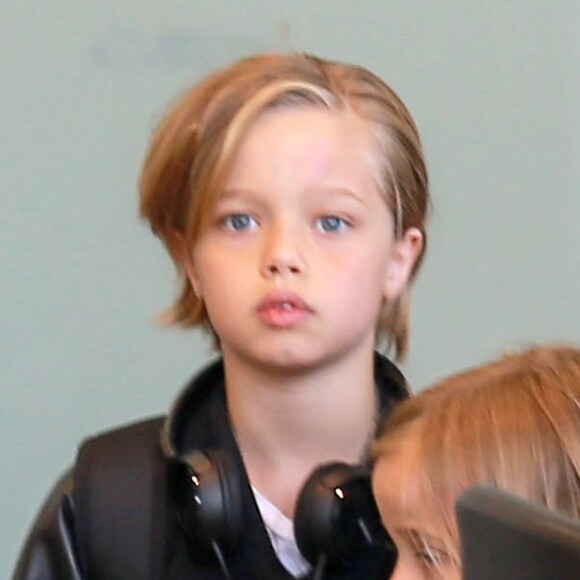 Brad Pitt, sa femme Angelina Jolie et leurs enfants Maddox, Pax, Zahara, Shiloh, Vivienne et Knox prennent l'avion à l'aéroport de Los Angeles pour venir passer quelques jours dans leur propriété de Miraval, le 6 juin 2015.