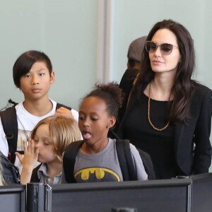 Brad Pitt, sa femme Angelina Jolie et leurs enfants Maddox, Pax, Zahara, Shiloh, Vivienne et Knox prennent l'avion à l'aéroport de Los Angeles pour venir passer quelques jours dans leur propriété de Miraval, le 6 juin 2015.