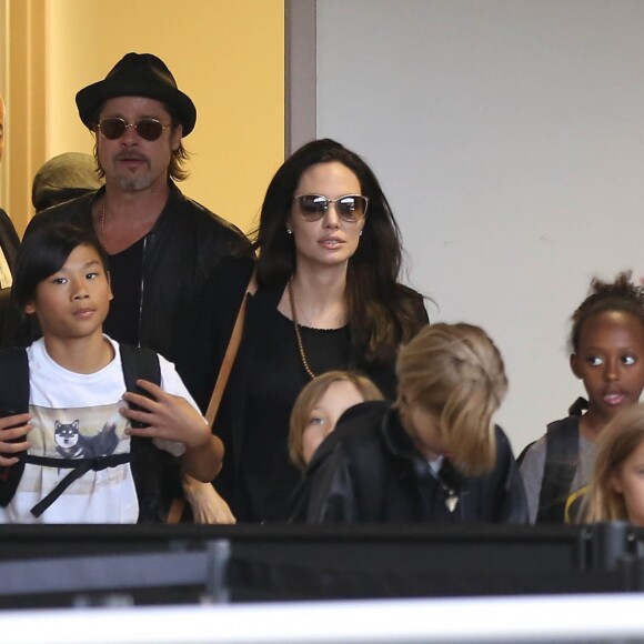 Brad Pitt, sa femme Angelina Jolie et leurs enfants Maddox, Pax, Zahara, Shiloh, Vivienne et Knox prennent l'avion à l'aéroport de Los Angeles pour venir passer quelques jours dans leur propriété de Miraval, le 6 juin 2015.