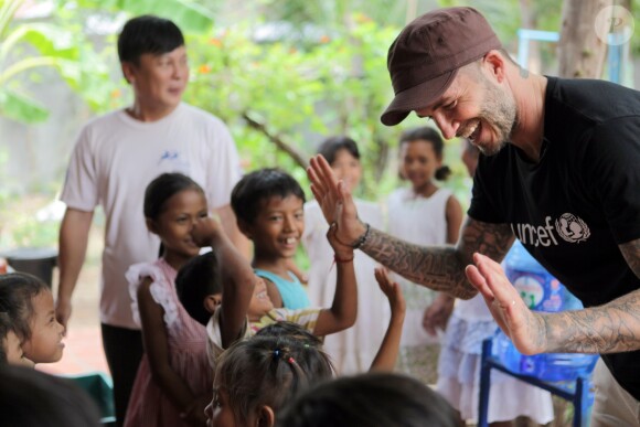 David Beckham, ambassadeur de l'UNICEF, viste un camp dans la ville de Siam Rep, au Cambodge et rencontre des enfants défavorisés le 15 juin 2015.