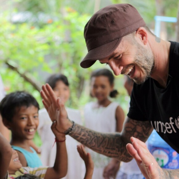 David Beckham, ambassadeur de l'UNICEF, viste un camp dans la ville de Siam Rep, au Cambodge et rencontre des enfants défavorisés le 15 juin 2015.