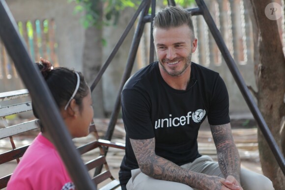 David Beckham, ambassadeur de l'UNICEF, viste un camp dans la ville de Siam Rep, au Cambodge et rencontre des enfants défavorisés le 15 juin 2015.