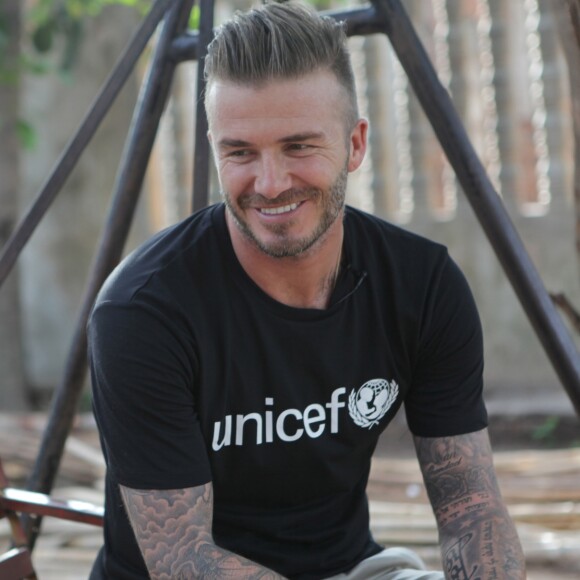 David Beckham, ambassadeur de l'UNICEF, viste un camp dans la ville de Siam Rep, au Cambodge et rencontre des enfants défavorisés le 15 juin 2015.